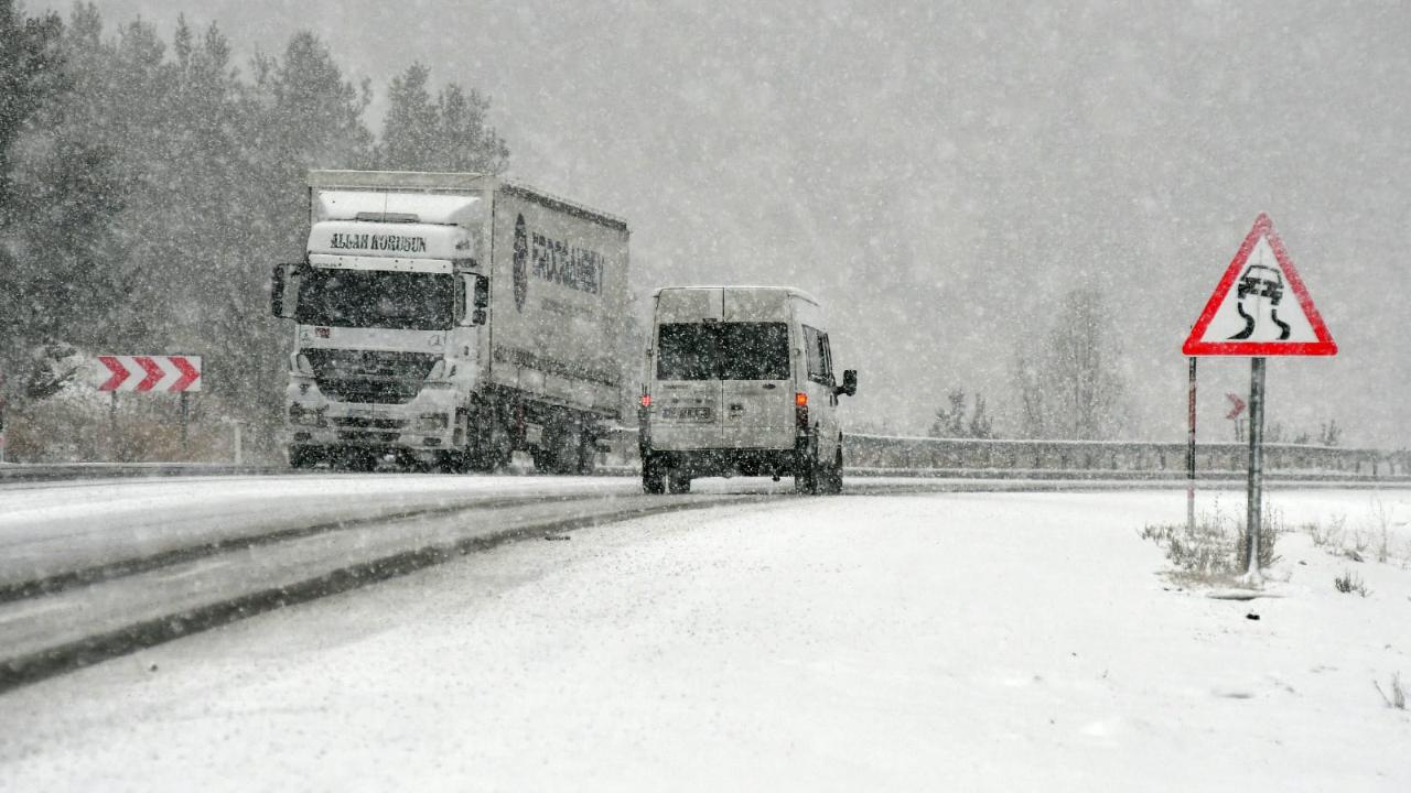 Kars ve Ardahan&#039;da kar yağışı