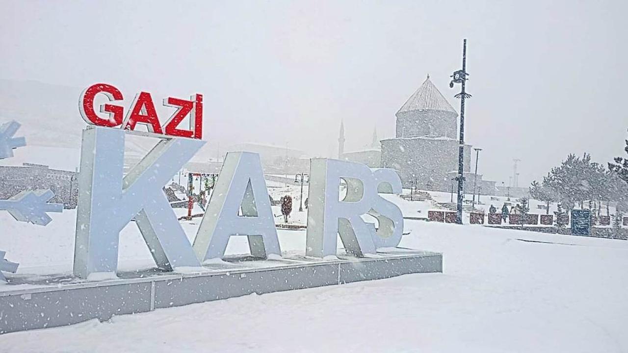 Kars, yeni yıla kar yağışıyla giriyor