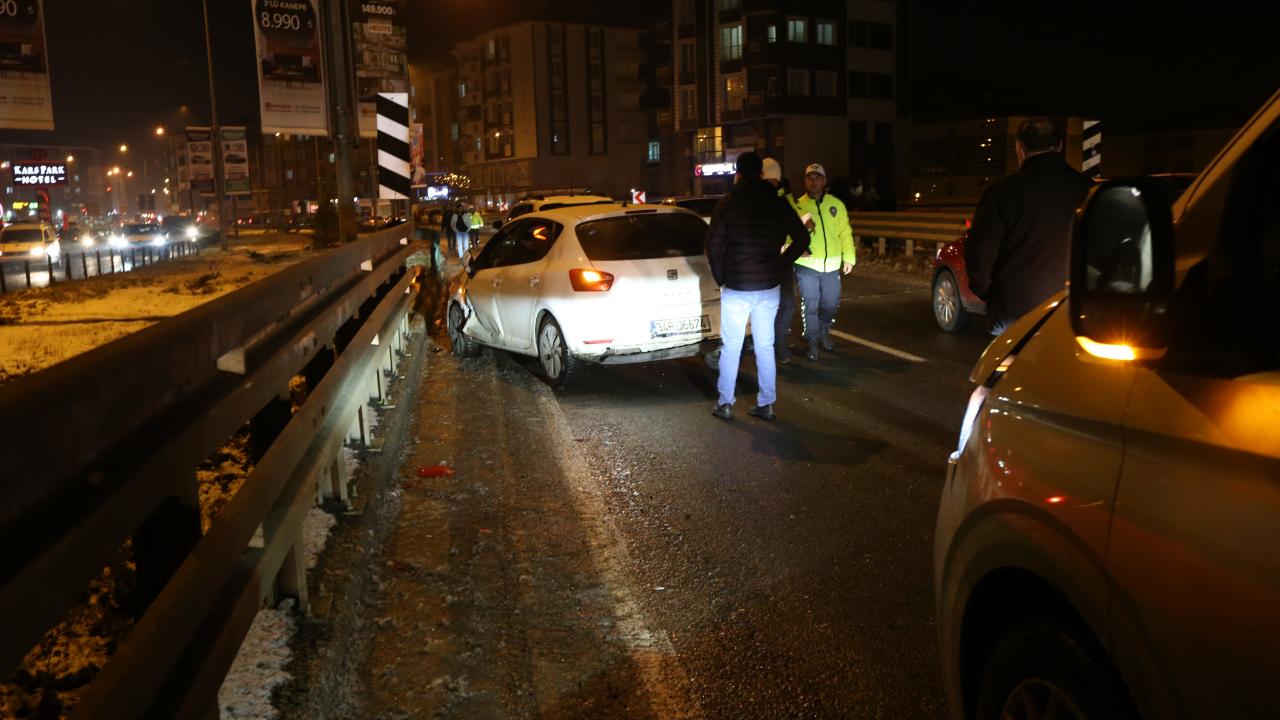 Kars&#039;ta buzlanma nedeniyle 11 araç çarpıştı