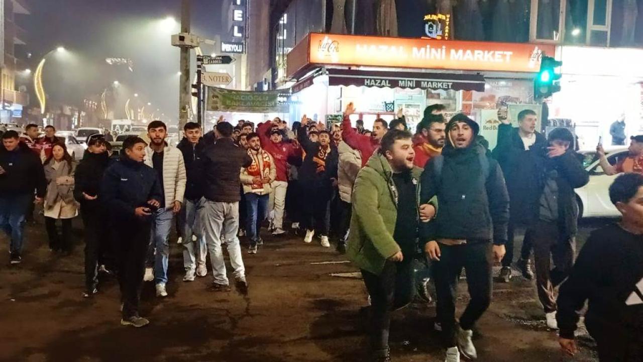 Kars’ta FB’li ve GS’lı taraftarlar yenilmediklerine sevindi