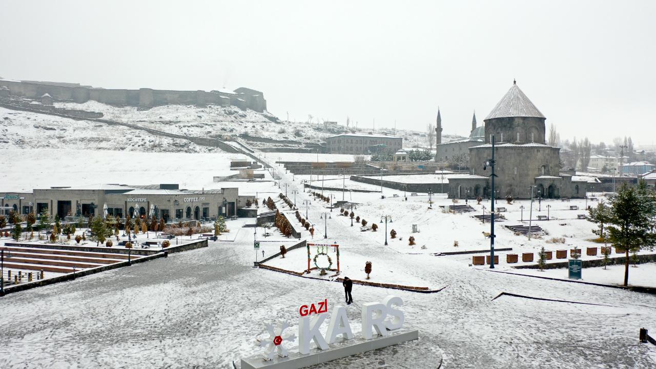 Kars&#039;ta kar yağışı ile sis etkisini sürdürüyor