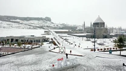 Kars'ta kar yağışı ile sis etkisini sürdürüyor