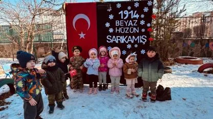 Kars'ta minik öğrenciler Sarıkamış şehitlerini andı