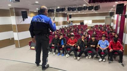 Kars’ta öğrenciler polislik mesleğini öğreniyor