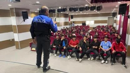 Kars’ta öğrenciler polislik mesleğini öğreniyor