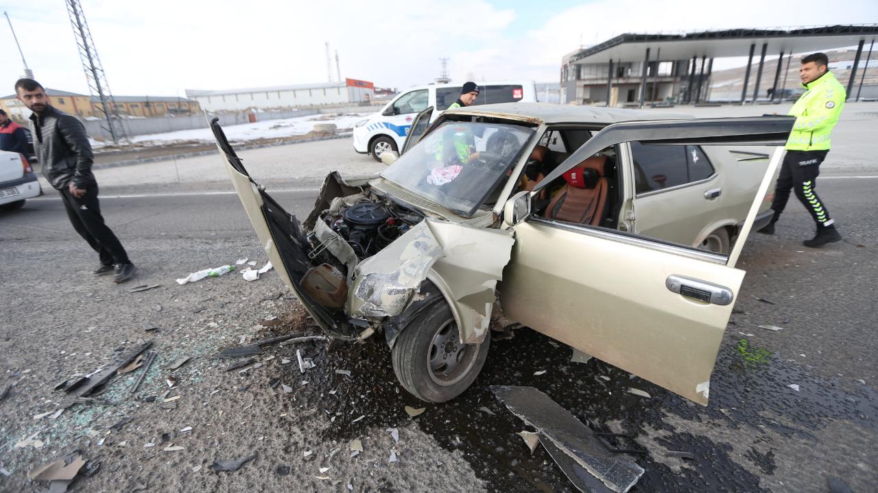 Kars'ta trafik kazası 3 kişi yaralandı