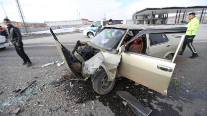 Kars'ta trafik kazası 3 kişi yaralandı