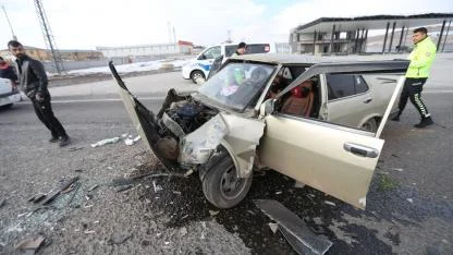 Kars'ta trafik kazası 3 kişi yaralandı