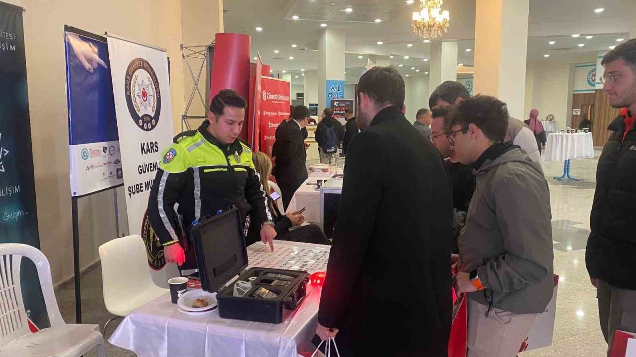 Kars’ta üniversite öğrencilerine trafik araç ve gereçleri tanıtıldı