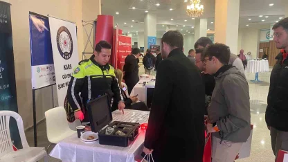 Kars’ta üniversite öğrencilerine trafik araç ve gereçleri tanıtıldı