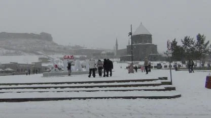 Kars'ta vatandaşlar yoğun kar yağışı altında halay çekti
