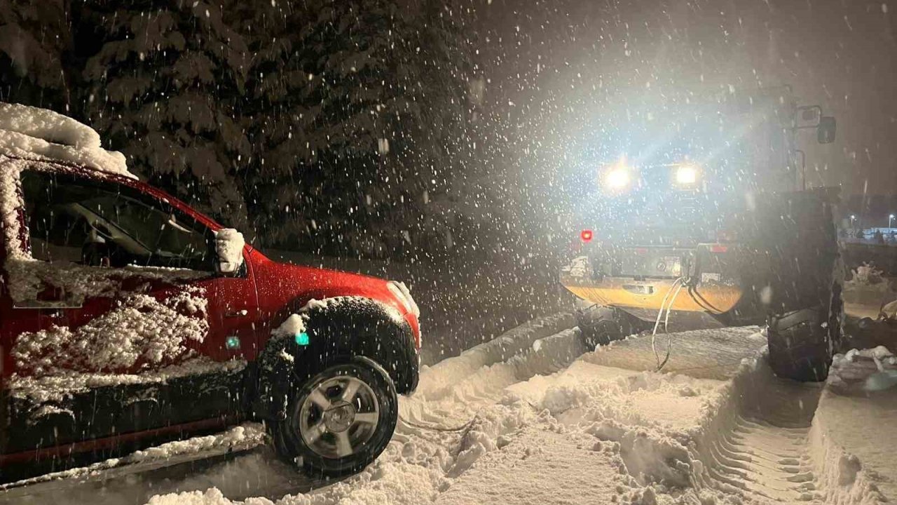 Kars’ta yolda mahsur kalan aracın yardımına özel idare ekipleri yetişti