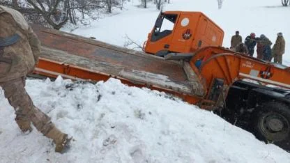 Kaygan zeminde kontrolden çıkan iş makinesi devrildi