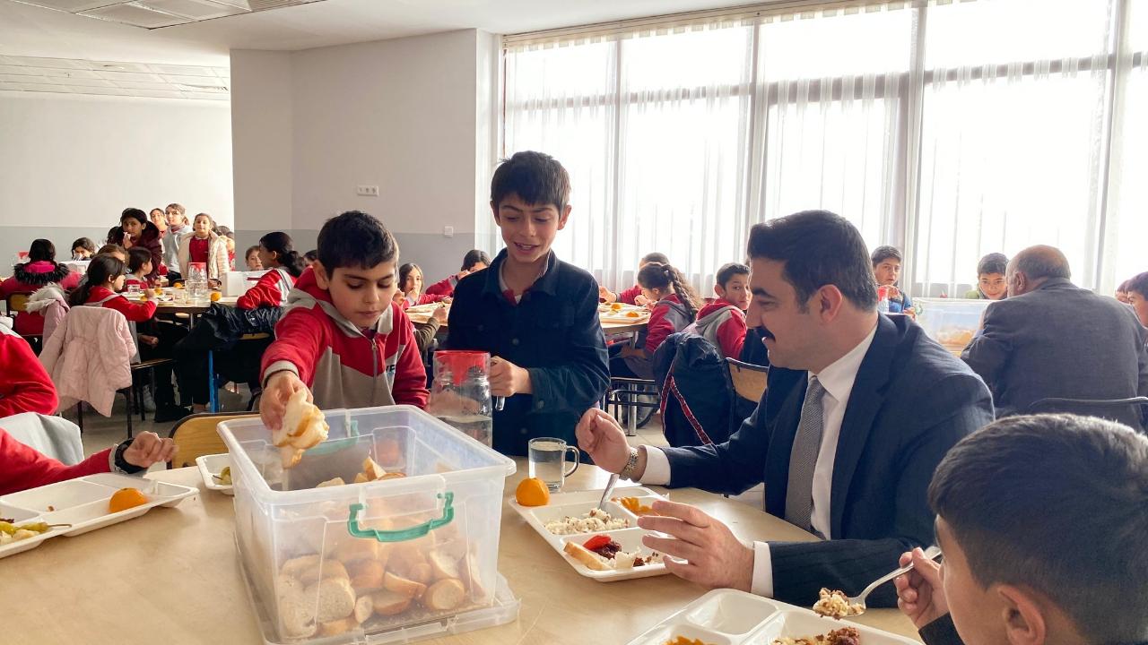 Kaymakam Akköz, öğrencilerle yemekte bir araya geldi