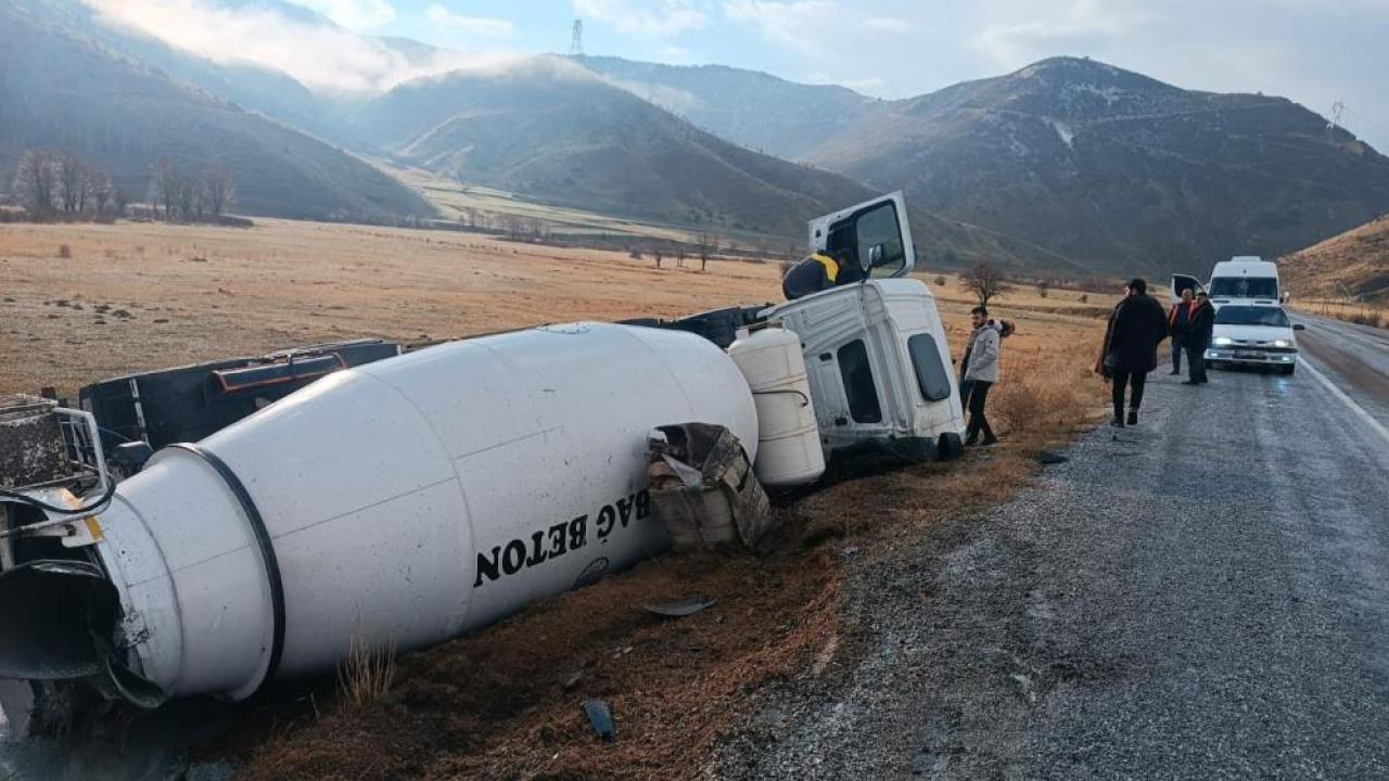 Kontrolden çıkan beton mikseri şarampole yuvarlandı