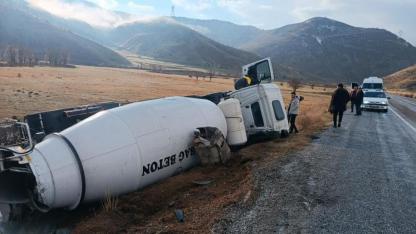 Kontrolden çıkan beton mikseri şarampole yuvarlandı