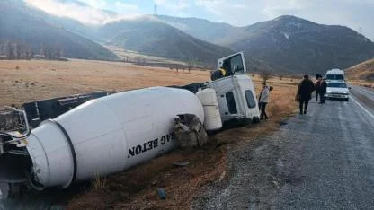 Kontrolden çıkan beton mikseri şarampole yuvarlandı