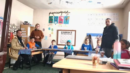 Köy okulu öğrencilerine waffle sürprizi