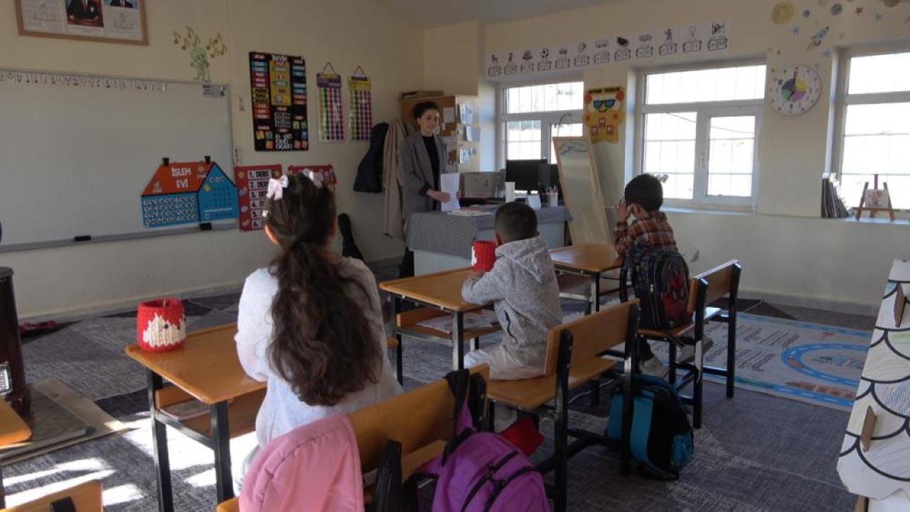 Köy okulunda 1 öğretmen, dört öğrenci