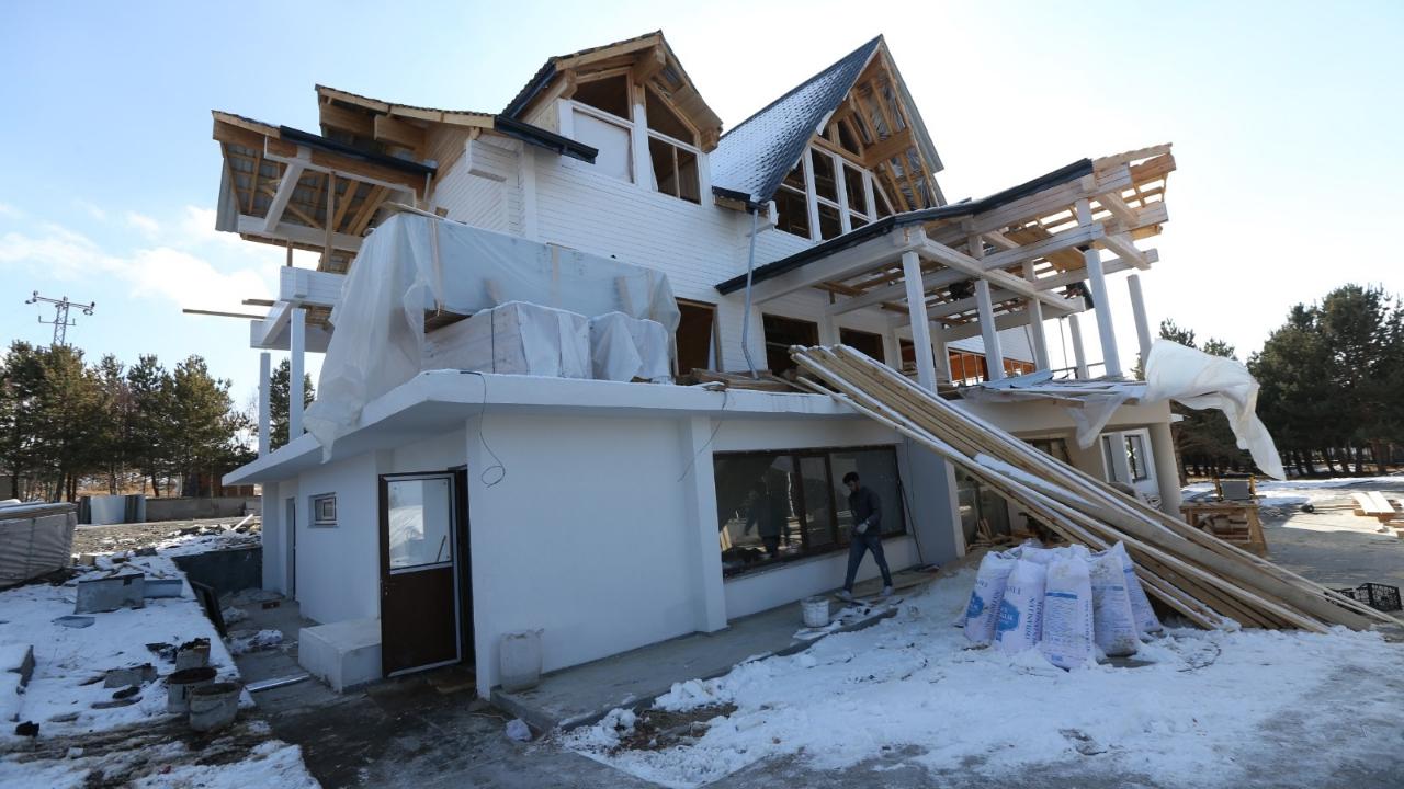 Kütük evin yapımı büyük oranda tamamlandı