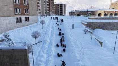 Mahalle yolunu pist alanına çeviren çocukların kayak keyfi