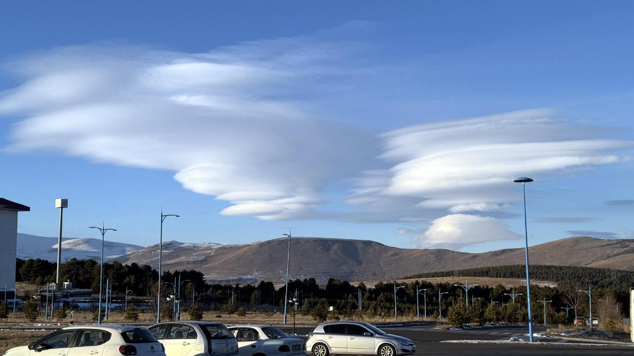 Mercek bulutları Ardahan semalarını süsledi