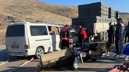 Minibüs tıra arkadan çarptı, 3 kişi hayatını kaybetti