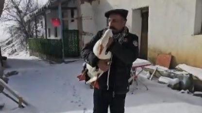 Misafirleri için keseceği kazdan helallik istedi