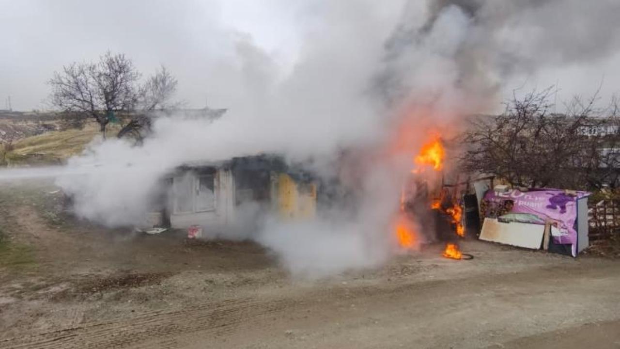 Odunluk deposundan alevler yükseldi