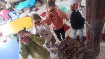 Kendi elleriyle öğrencilerine kestane pişirdi