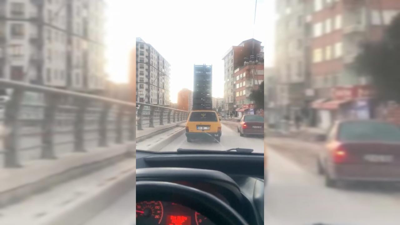 Otomobilin tavanında meyve kasası taşıdı, trafiği riske attı