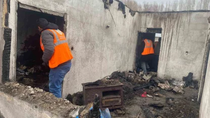 Patnos’ta evi yanan aileye dernekten yardım eli