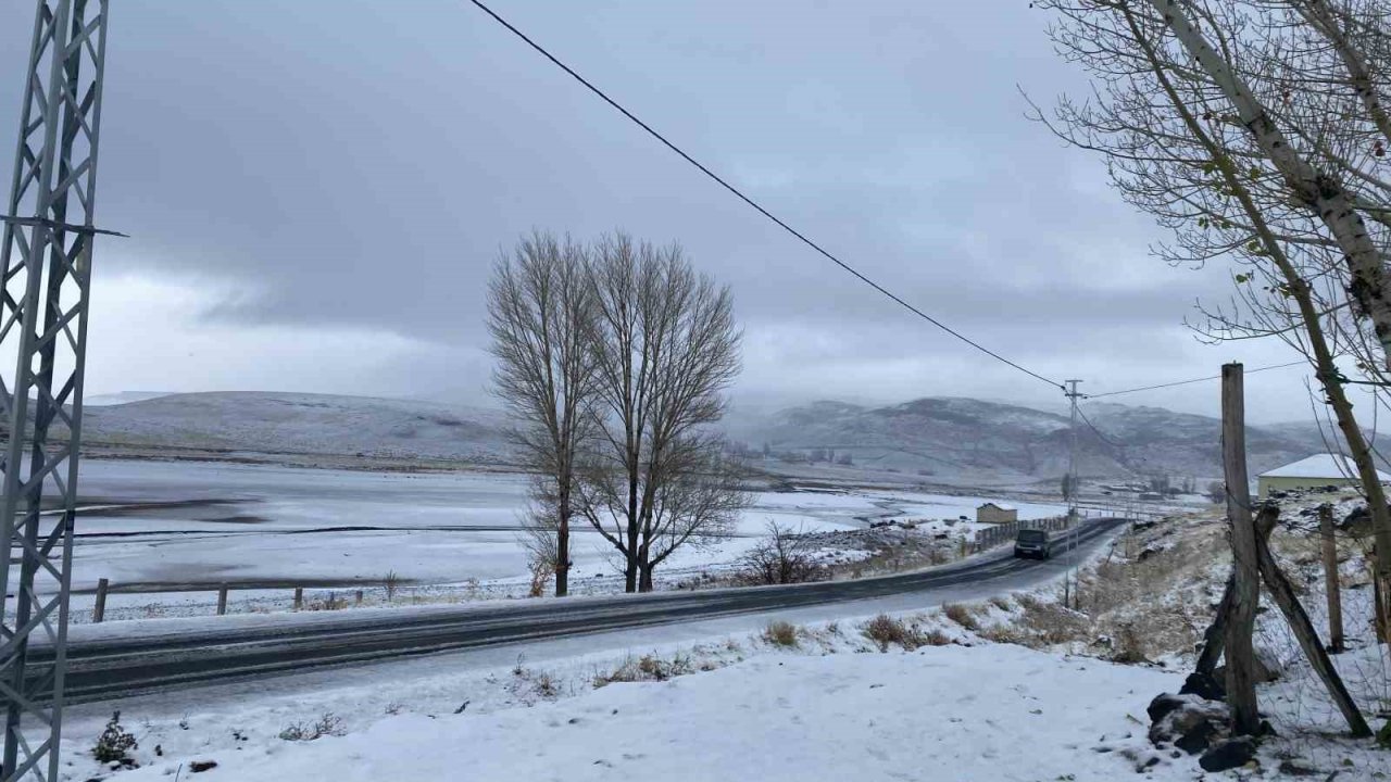Patnos’ta mevsimin ilk karı yağdı