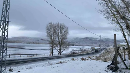Patnos’ta mevsimin ilk karı yağdı
