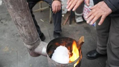 Pazarcı esnafı tezgah arkasına soba kurdu