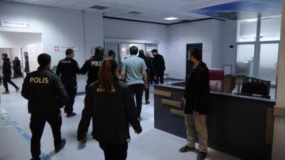 Polis merkezi önünde  bıçaklı kavga