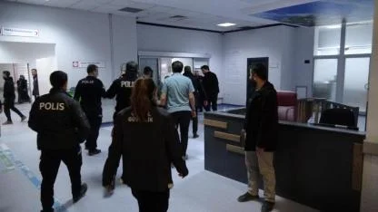 Polis merkezi önünde  bıçaklı kavga