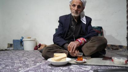 Rüstem dede 50 yıldır sadece çay ve gofret yiyor