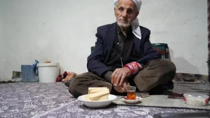 Rüstem dede 50 yıldır sadece çay ve gofret yiyor