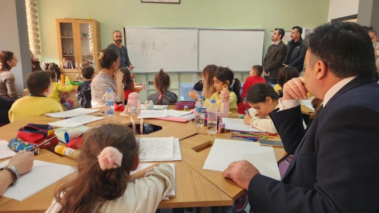 Sanat okulunda çocukların yetenekleri keşfediliyor