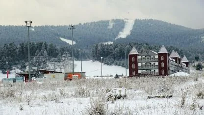 Sarıkamış Kayak Merkezi beyaza büründü