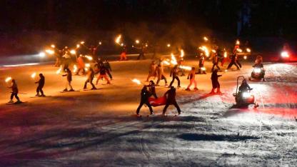 Sarıkamış Kayak Merkezi'nde meşaleli kayak gösterisi