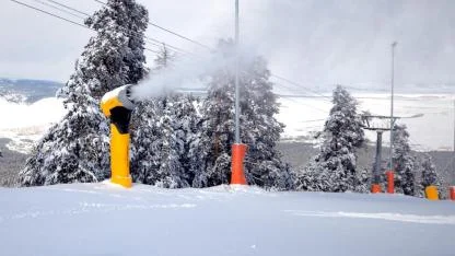 Sarıkamış Kayak Merkezi'nde suni karlama sistemi çalıştırıldı