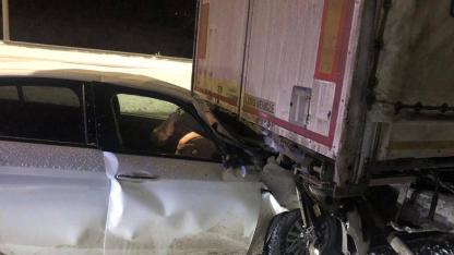 Sarıkamış'ta otomobil tıra arkadan çarptı