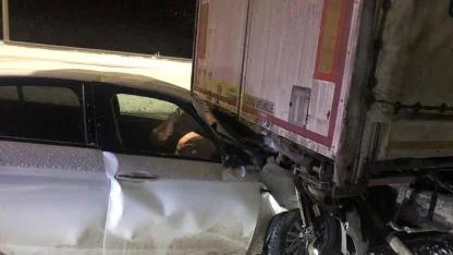 Sarıkamış'ta otomobil tıra arkadan çarptı