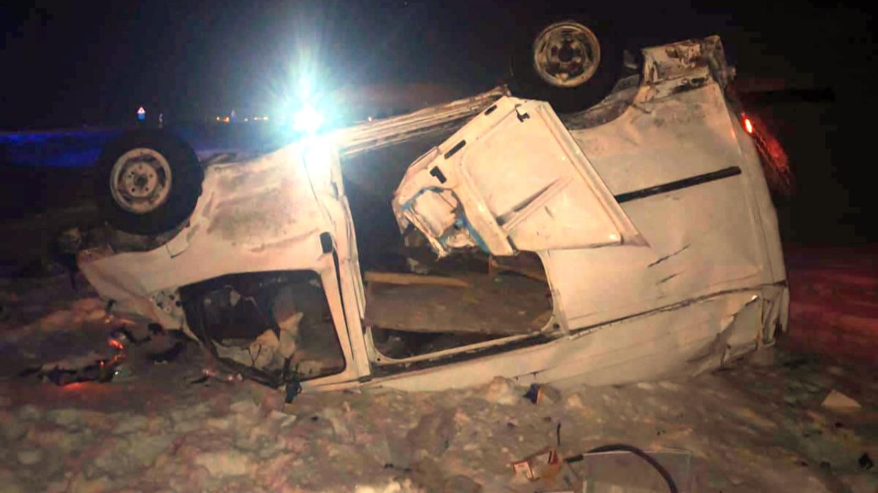 Sarıkamış'ta şarampole devrilen aracın sürücüsü öldü