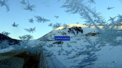 Sarıkamış'ta soğuk hava dondurdu