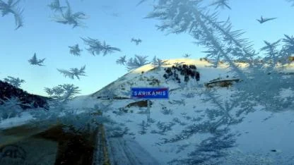 Sarıkamış'ta soğuk hava dondurdu