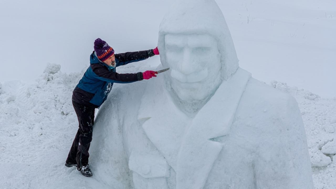 Sarıkamış'ta temsili kardan heykellerin yapımı sürüyor