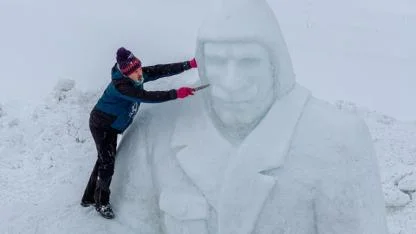 Sarıkamış'ta temsili kardan heykellerin yapımı sürüyor